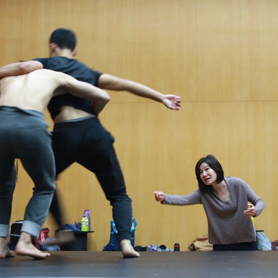 編舞家何曉玫專注指導舞者雙人動作