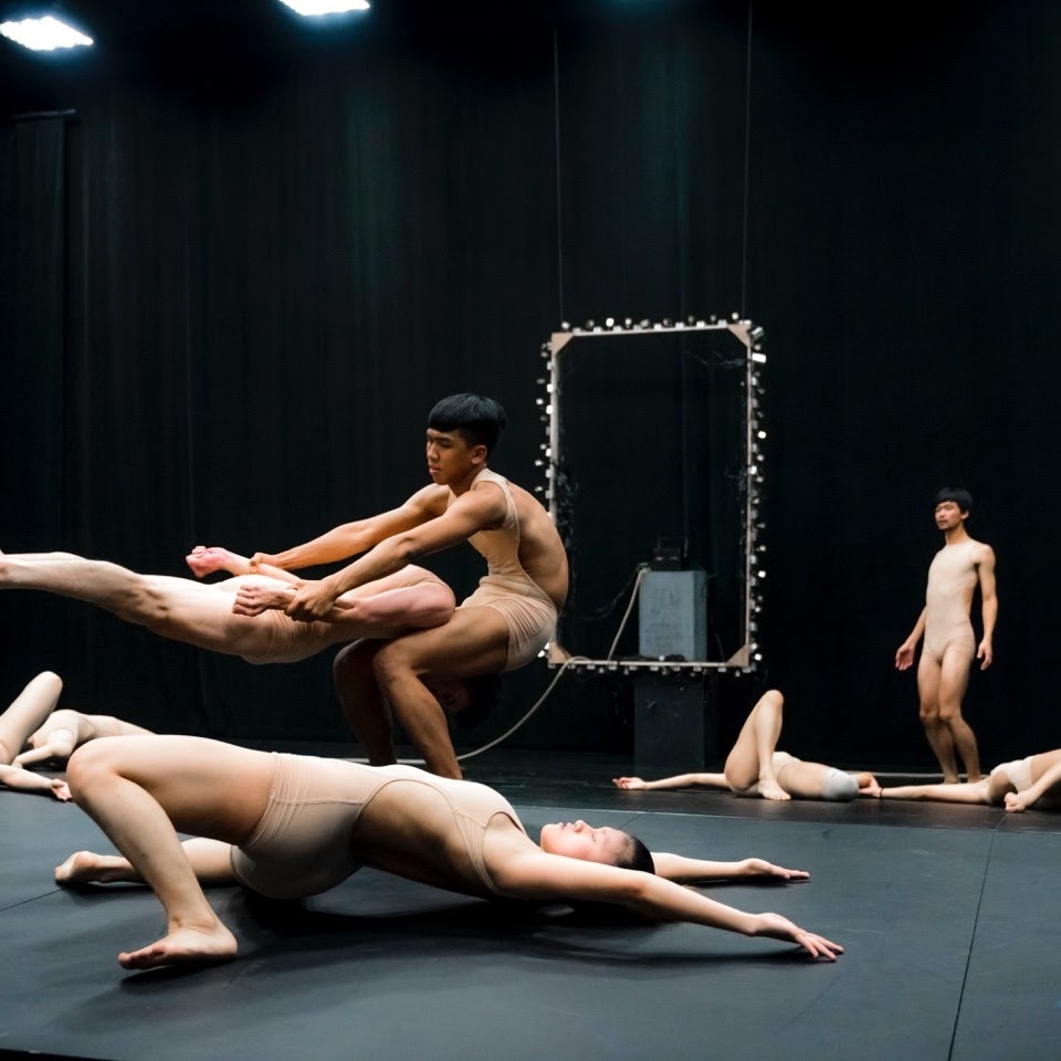 以極致的人體動作，展現怪誕、無重力、上下顛倒與無窮的有機連結。