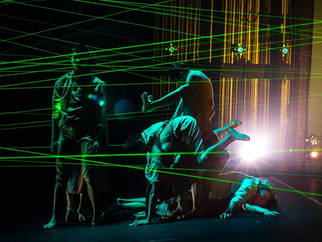 戲劇廳彩排測試雷射裝置側拍