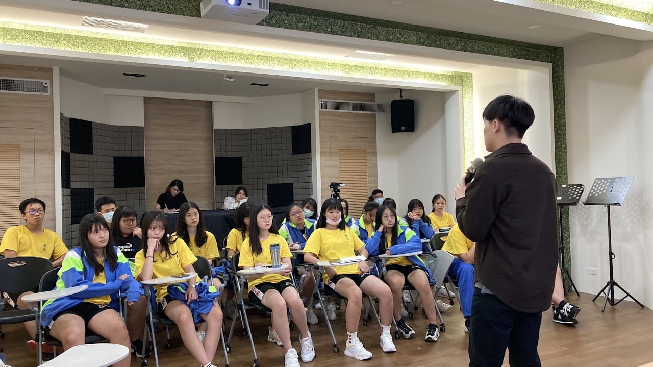 鄭琪樺老師帶領作曲家林侑賢至武陵中學辦理藝術推廣講座