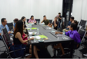 朱拉隆功大學也安排專題講座，由台泰混血的校 友Chutima Rungrojpanichakul報告他以美術元素配合社 區研究方法和成果