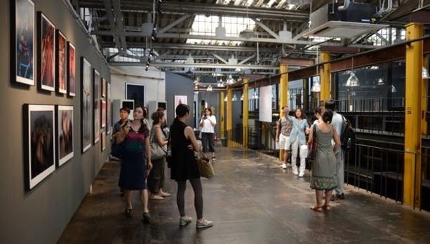 私人機構經營，由 50年歷史的廢棄運河舊倉庫改 建的 YELO House，藝術總監 Alice (Alissaya Tsoi) 詳細講 解空間的運作和經營狀況