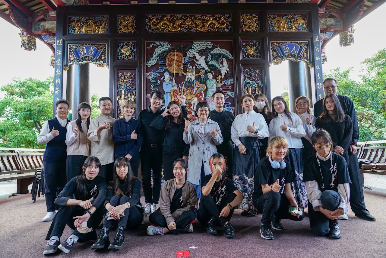 集思小劇坊、台灣風南北管樂團與工作人員演後於宜蘭傳藝園區文昌廟前戲臺合影。