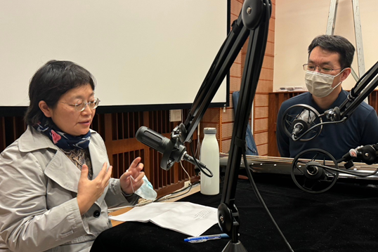 錄製Podcast節目，簡秀珍訪問梁正一老師。