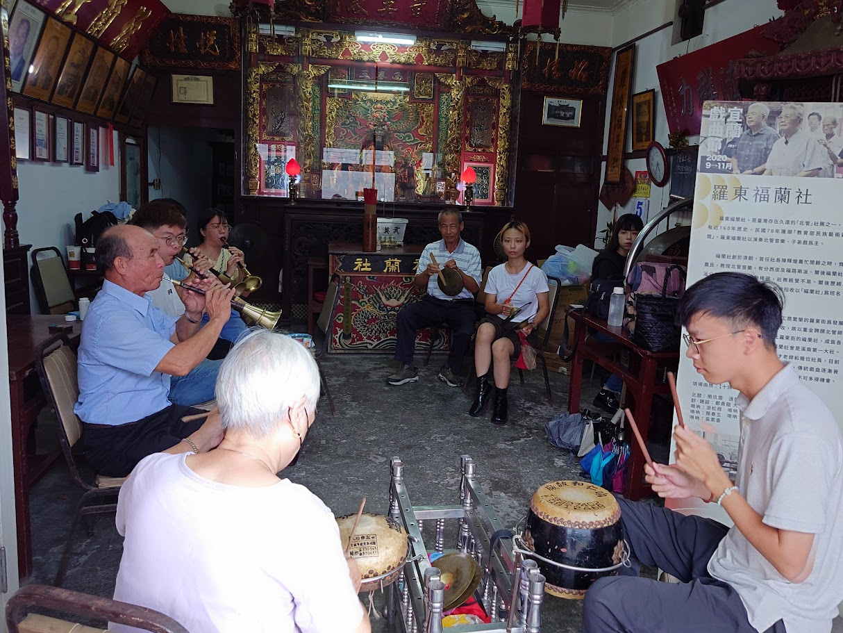 傳音系碩士生來到羅東福蘭社拜館，並請簡春生、簡玖雲老師指導。