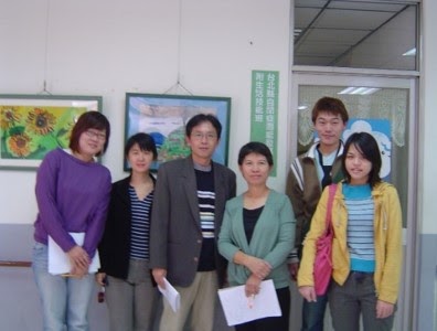 照片、拍攝於2008年12月11日新北市三重自閉症潛能發展中心,左起吳季蓉助理、韓淑華校友、林劭仁老師、陳秀鳳主任、蔡宜臻社長及黃鼎云社長