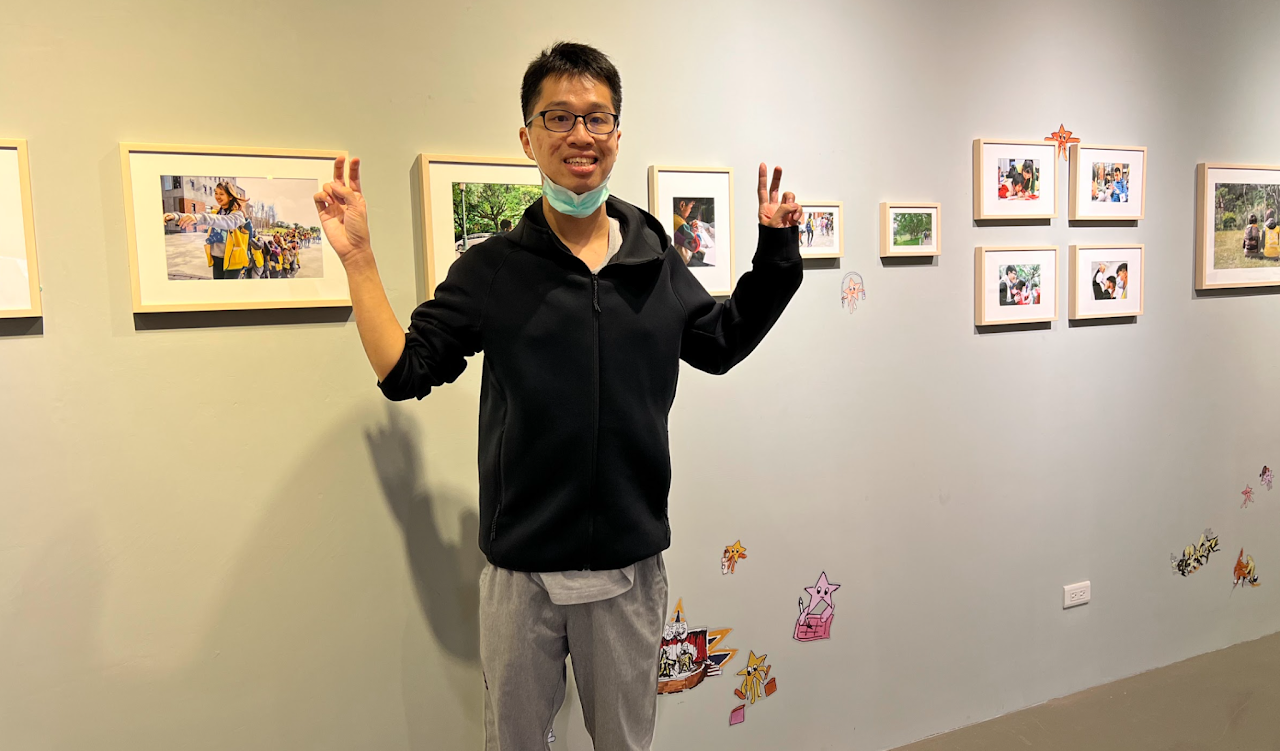 本校出納組全時助理曾參與過快樂星星活動3次的星兒學員觀展紀錄(策展團隊拍攝)