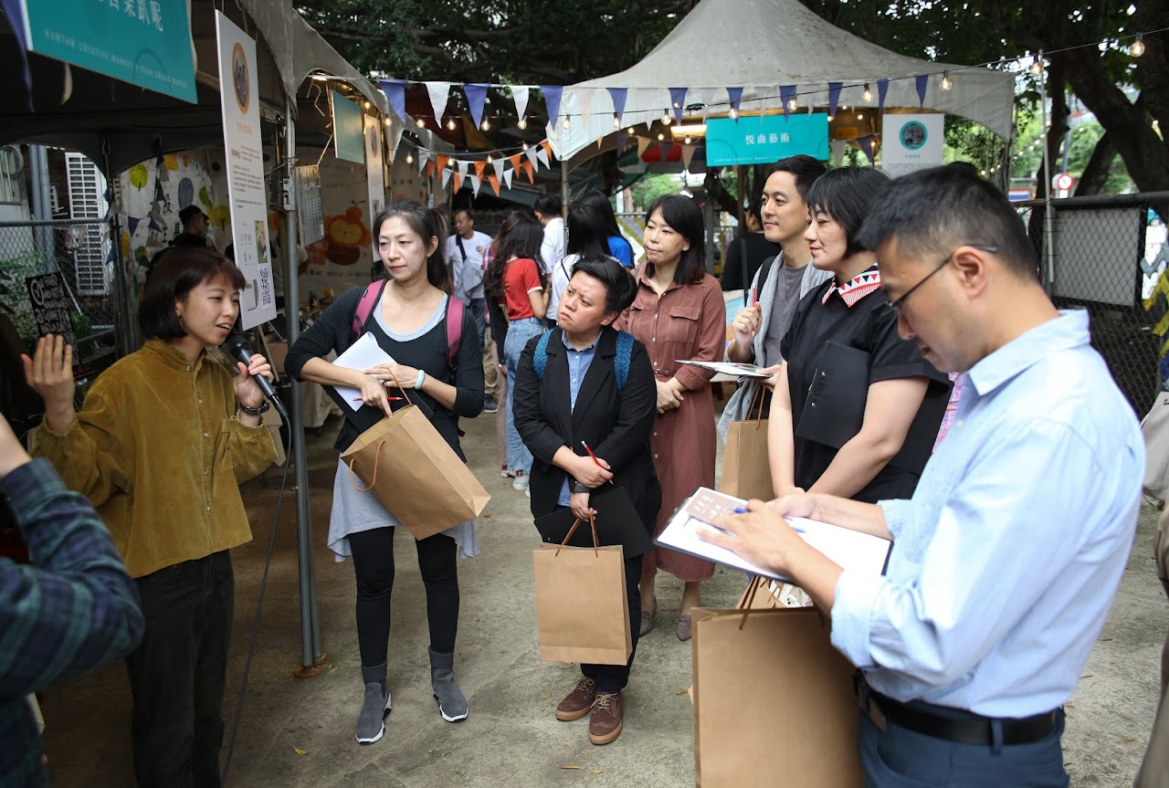 舉辦文創市集，團隊展售作品（你的音樂趴呢）