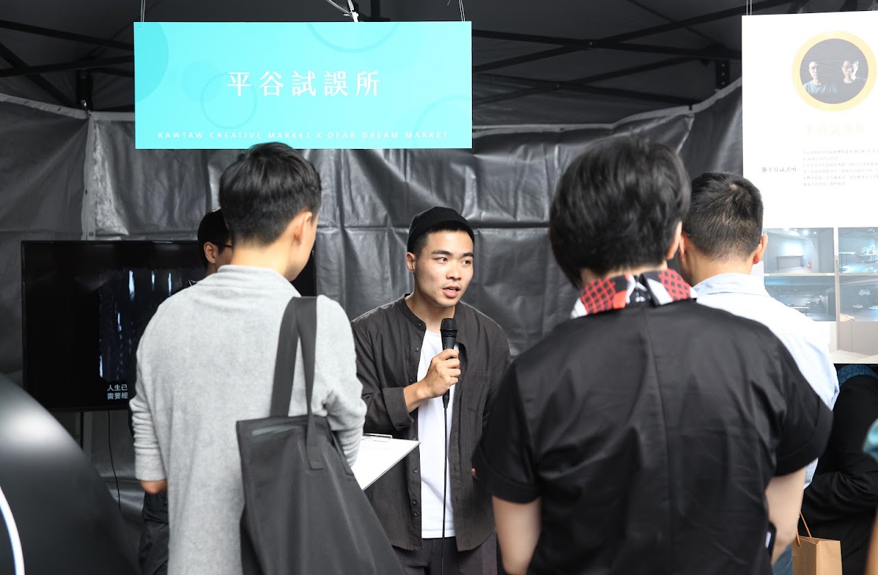舉辦文創市集，團隊展售作品（你的音樂趴呢）
