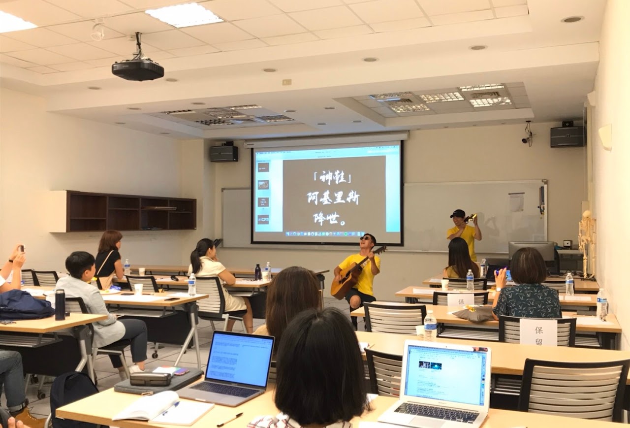初選，徵選團隊上台提案 