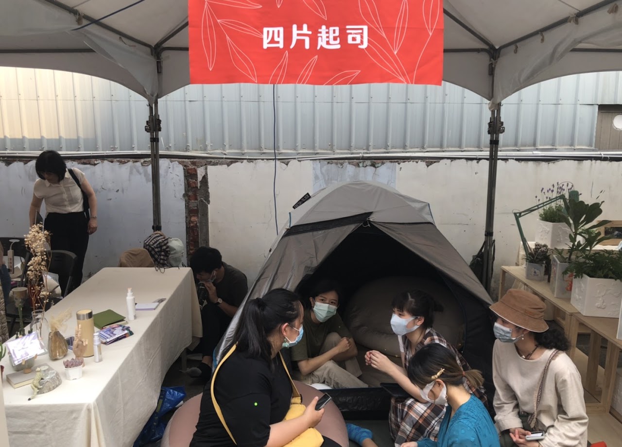 舉辦文創市集,團隊展售作品(四片起司)