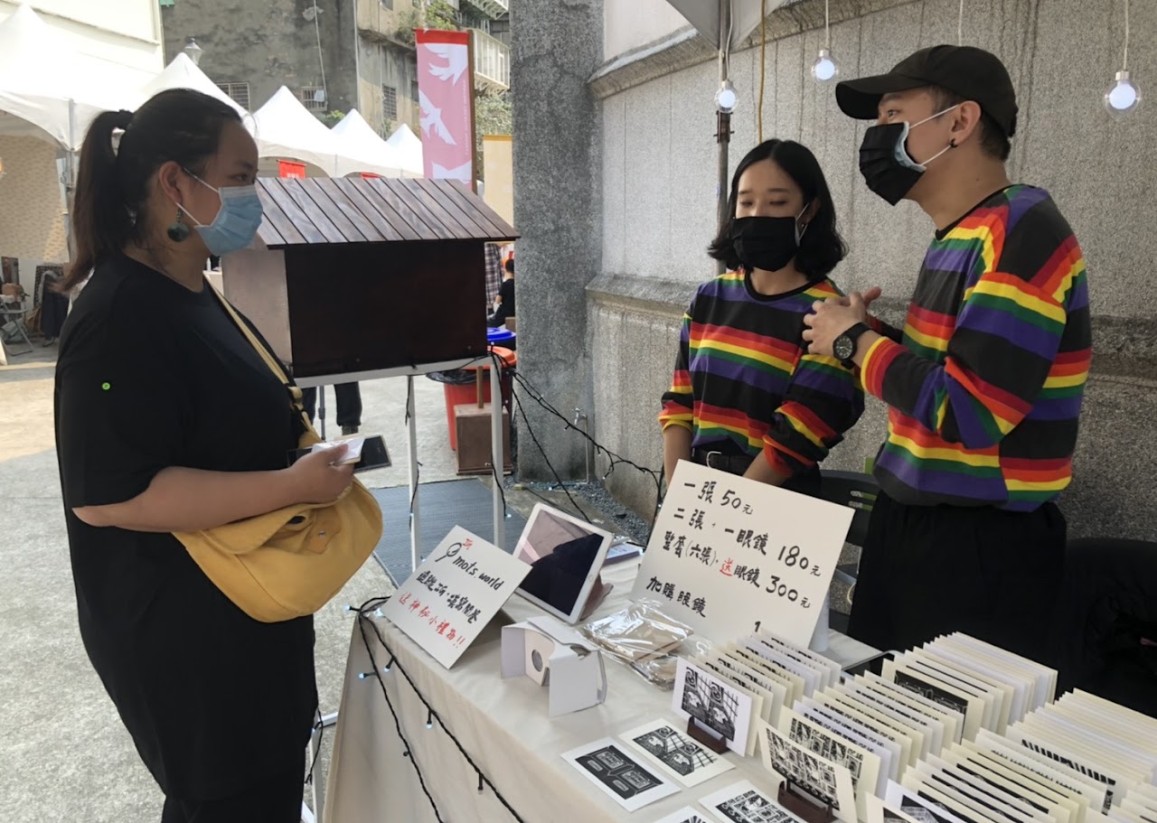 舉辦文創市集,團隊展售作品(母湯熊)