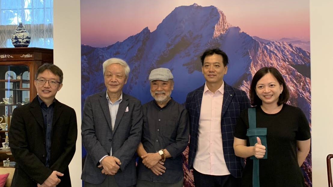 本所吳懷晨老師與各地華文文學作家合影