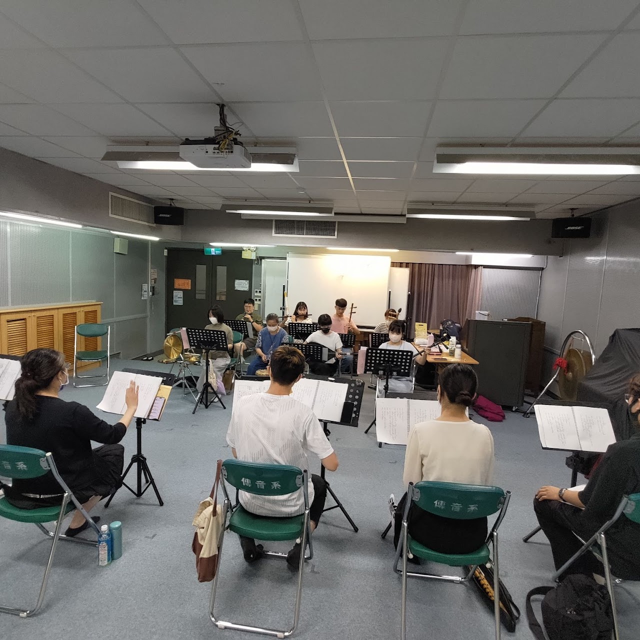 暑假集訓週四於傳音系教室排練狀況。