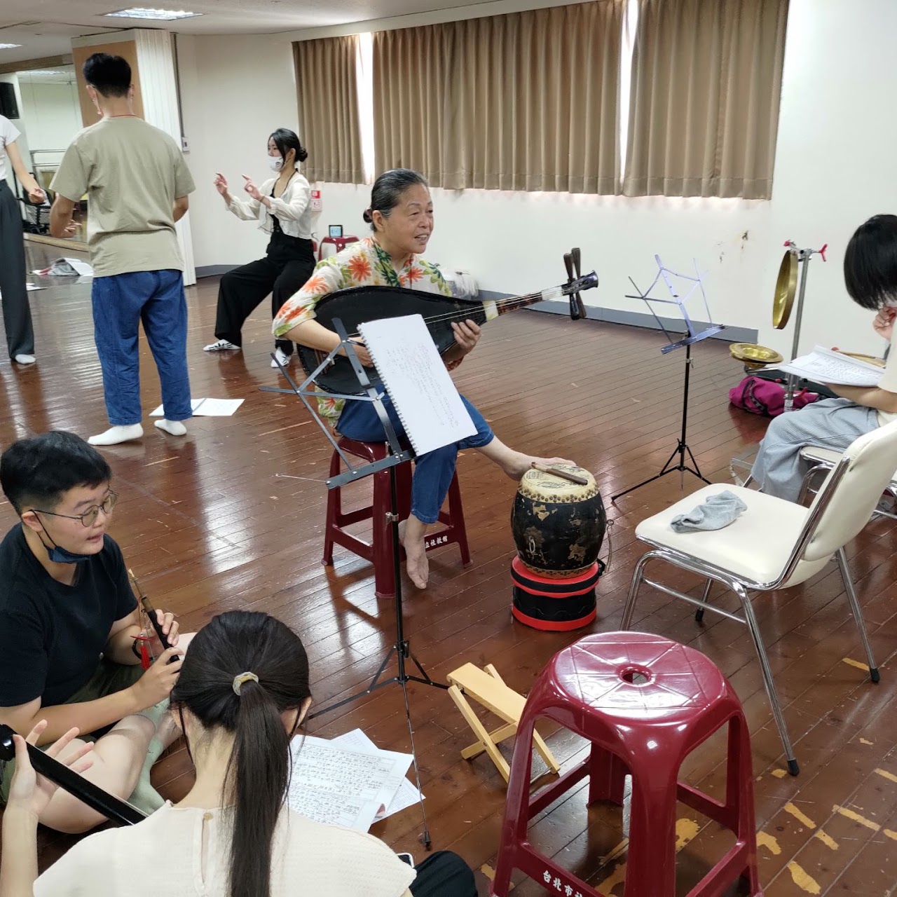 暑假集訓週五於大稻埕戲苑排練室排練，老師指導後場。