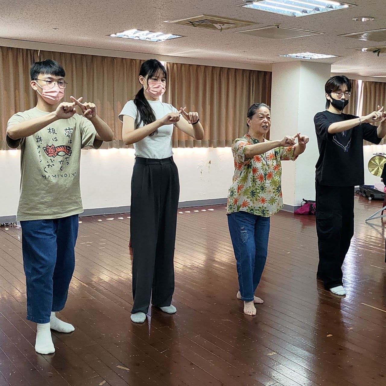 暑假集訓週五於大稻埕戲苑排練室排練，老師指導前場。