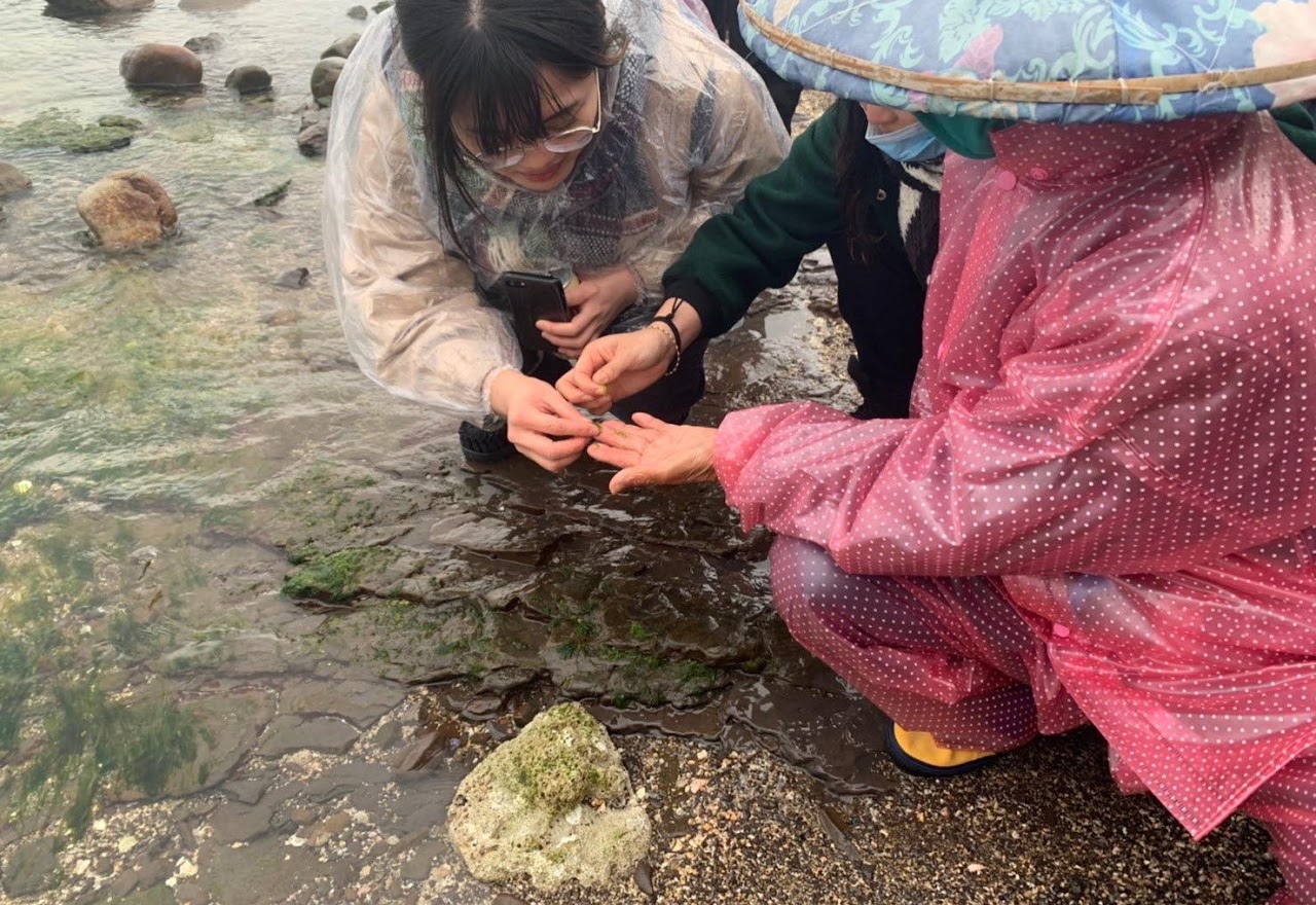 海女阿姨帶領學生實作體驗