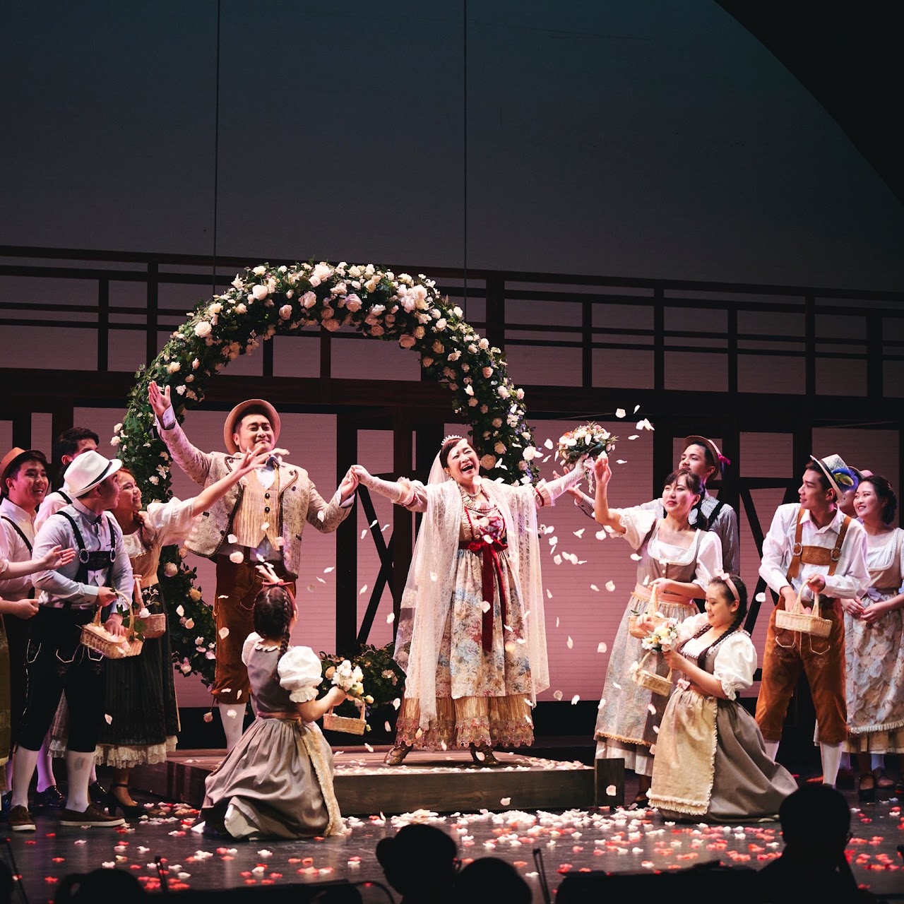 歌劇《夢遊女》謝幕照