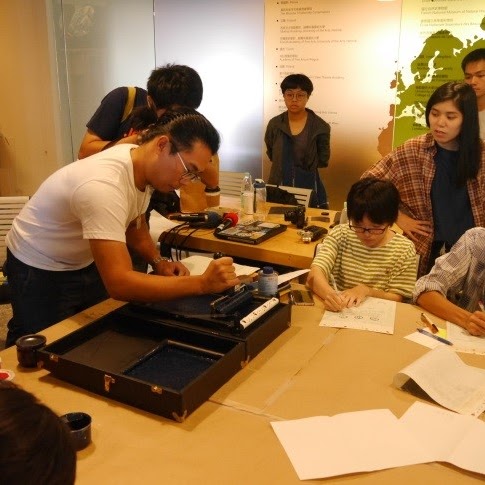 藝術家張紋瑄、帶領師生進行出版品如何設計、裝幀、線上出版