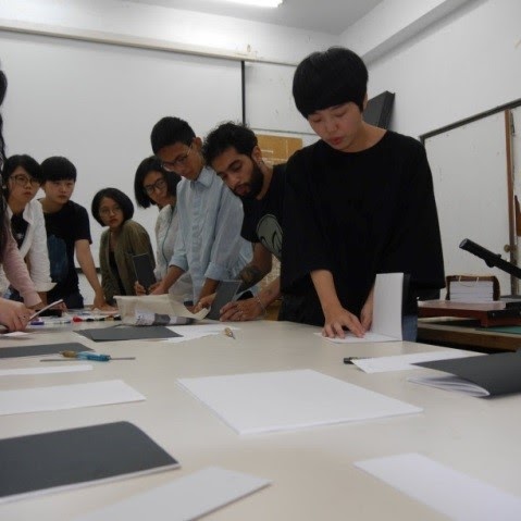 藝術家張紋瑄、帶領師生進行出版品如何設計、裝幀、線上出版