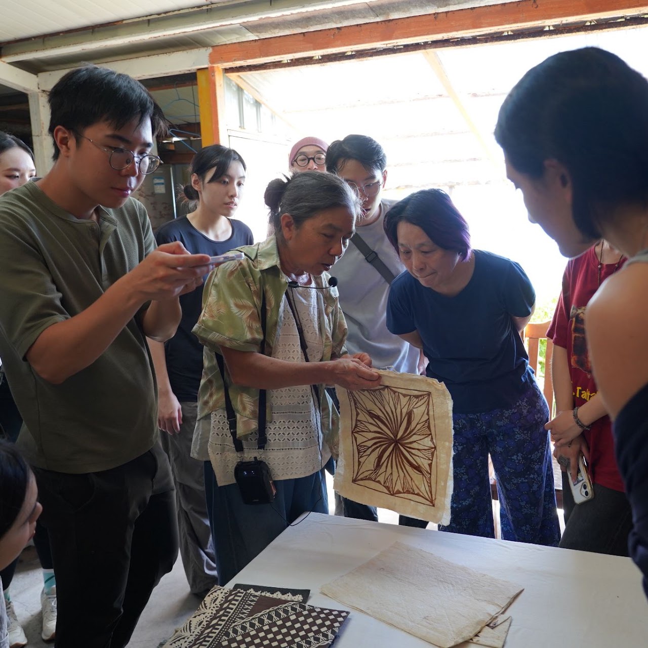 參觀陳淑燕老師的工作室，欣賞纖維藝術作品。
