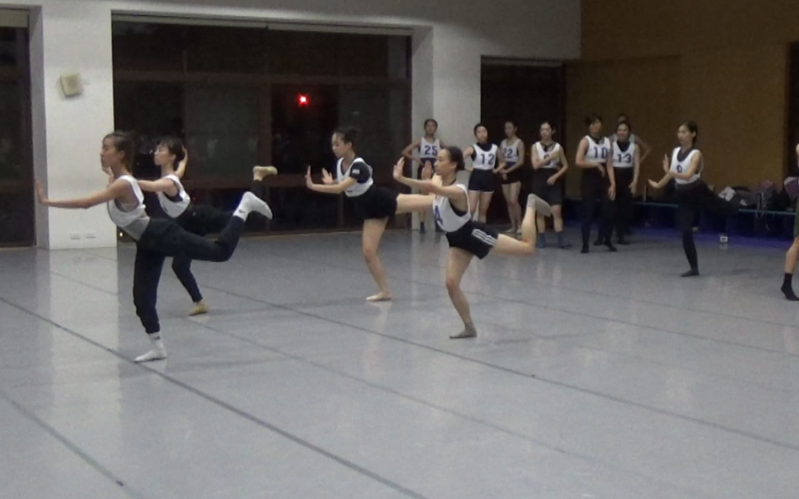 季里安大師經典舞作《墮落天使》甄選之影像截圖，女舞者們分組進行甄選