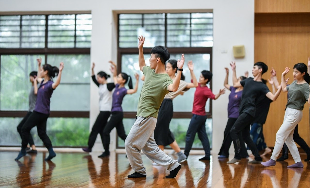 第一梯次《趨勢探究‧洞窺頂尖》肢體工作坊，學員體驗舞作片段