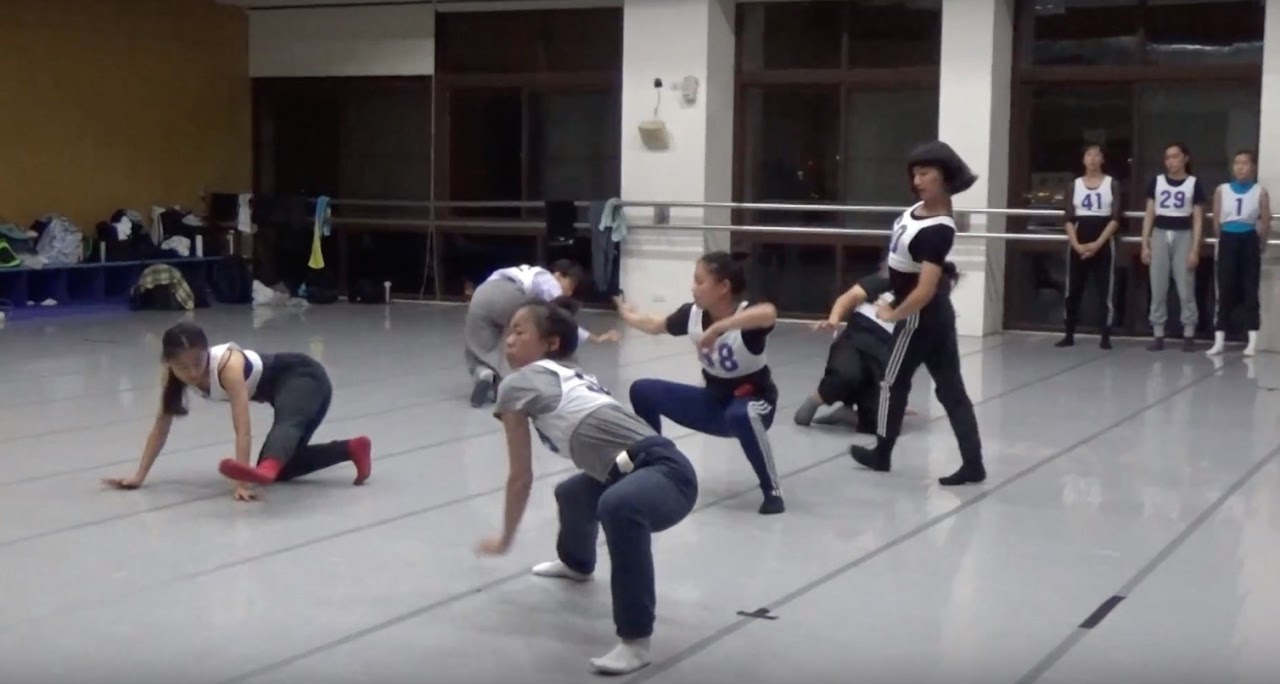 張建明舞作甄選舞者之影像截圖，舞者們即興肢體的呈現