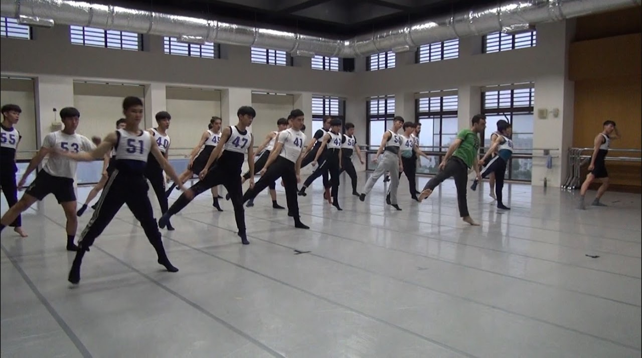 Francesco D’Astici舞作甄選男舞者之影像截圖，老師親自動作示範