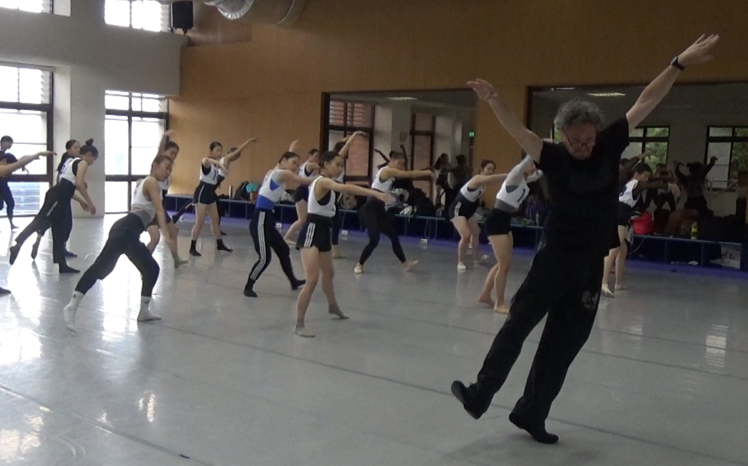 季里安大師經典舞作《墮落天使》甄選之影像截圖，李・華倫老師親自動作示範