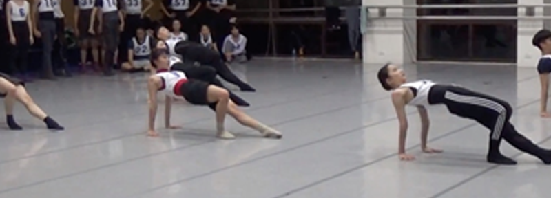 張建明舞作甄選舞者之影像截圖，舞者們擷取舞作段落的呈現