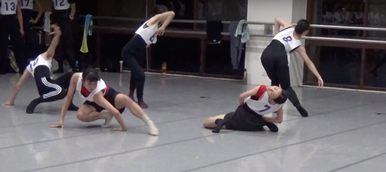 張建明舞作甄選舞者之影像截圖，舞者們即興肢體的呈現