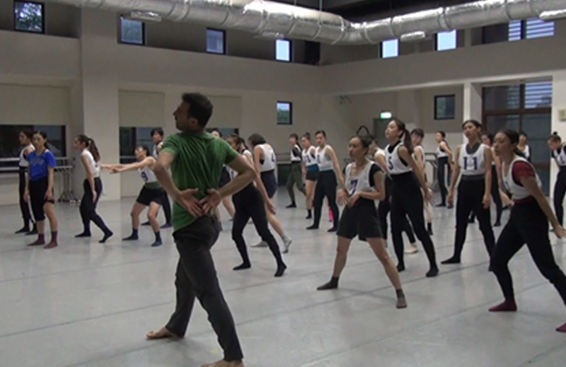 Francesco D’Astici舞作甄選女舞者之影像截圖，老師親自動作示範