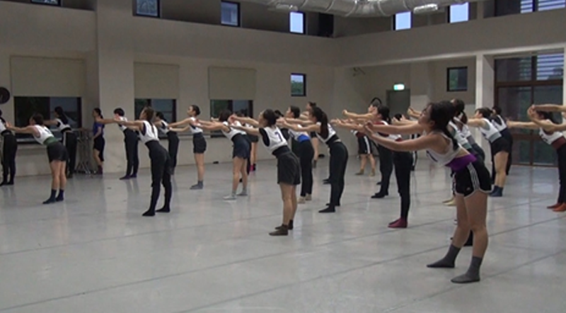 Francesco D’Astici舞作甄選舞者之影像截圖，女舞者們呈現舞作段落