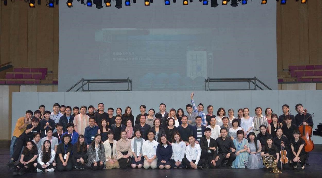 屏東縣副縣長、枋寮鄉長、北藝大副校長及蒞臨貴賓，與全體《車過枋寮》製作團隊於屏東演藝廳音樂廳合影留念