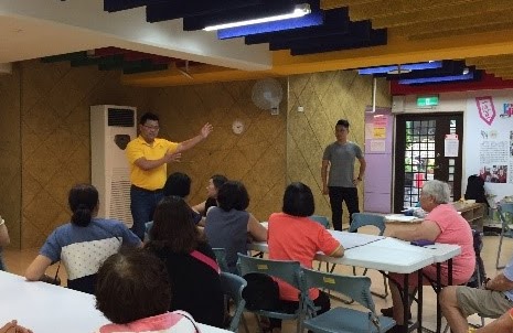 一德里第一次工作坊，黃玉樹里長介紹工作坊老師陳有德給里民認識。