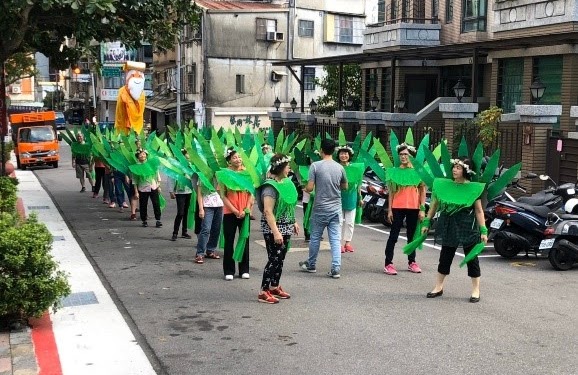 有德老師走進隊伍叮嚀注意事項，為大家加油打氣。
