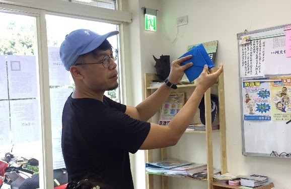 有德老師在說明設計的造型與概念之後，開始進行示範。