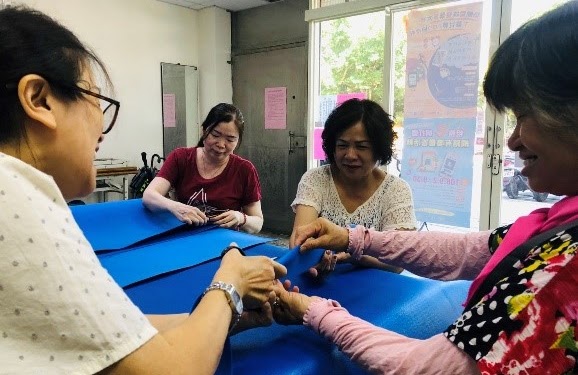 開始進行第二部分的造型製作，大家分工合作、嘗試不同方式進行剪裁。