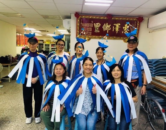 完成造型後搶先試穿合照，再進行細部調整