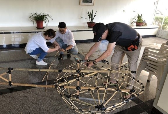 老師帶著里民一起製作魚鰭骨架、調整魚鰭骨架角度。