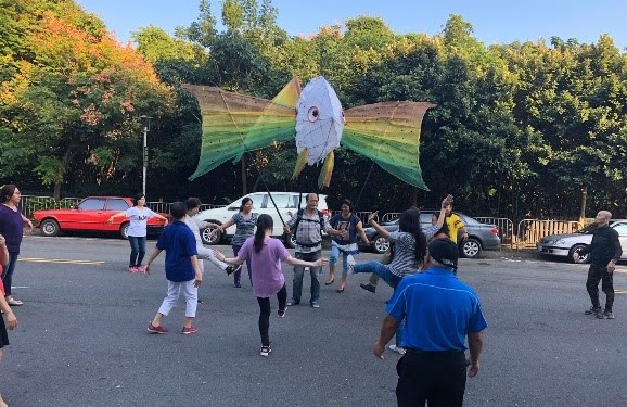 還沒結束，再次一起圍著大魚起舞！