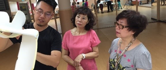 大手套的黏貼也不容易，有小細節要注意，有德老師示範如何將大手套黏得又穩又漂亮，同學們相當專心地觀察跟聆聽。