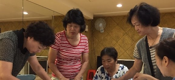 聽完老師說明這次踩街造型設計，一德里的阿姨們，聚精會神的開始進行製作。