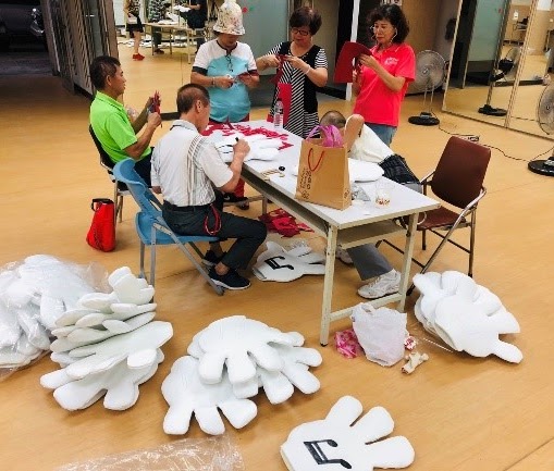 大手套基底已經完成，同學們開始妝點手套，讓手套更吸睛，大家正在分工進行裝飾的剪裁跟繪製。