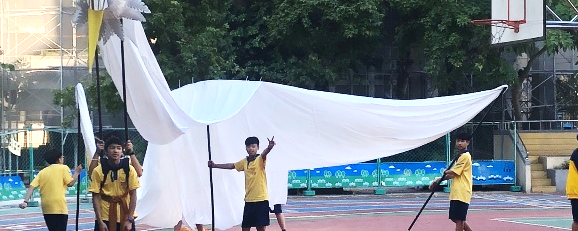 看似輕盈的白鷺鷥大偶，需要五位同學一起操作，才有辦法展現它振翅的樣子。