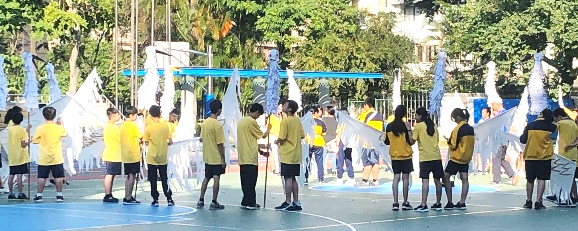 同學們三人一組集結於操場練習。每個人都負責不同的部位，翅膀、頭部，都有需要注意的細節。