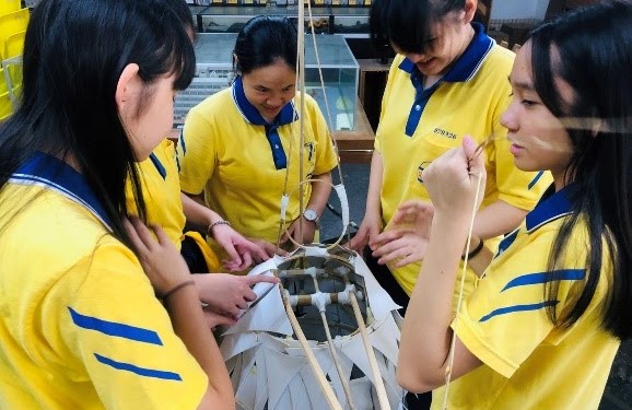 層層疊疊地為大偶骨架加上軟泡棉，讓大偶的樣子越來越明顯。
