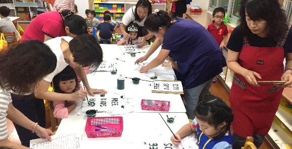 志工家長都會在旁邊協助小朋友，但有些小朋友挑戰自己完成，很厲害唷！