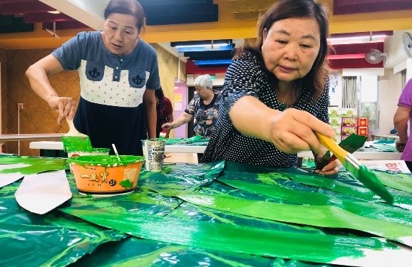 很認真地塗著顏色，仔細檢查著還有哪邊需要加強。